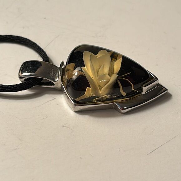 Black crafted glass floral pendant with reverse etched design on black cord - Picture 4 of 7